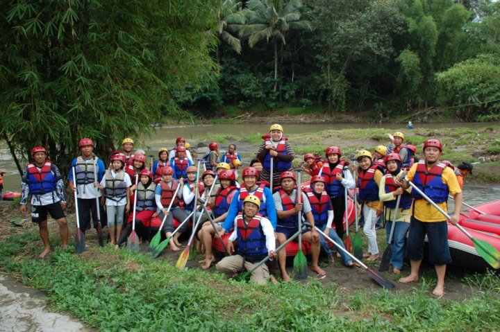 paket outing jogja Rafting di Sungai Elo