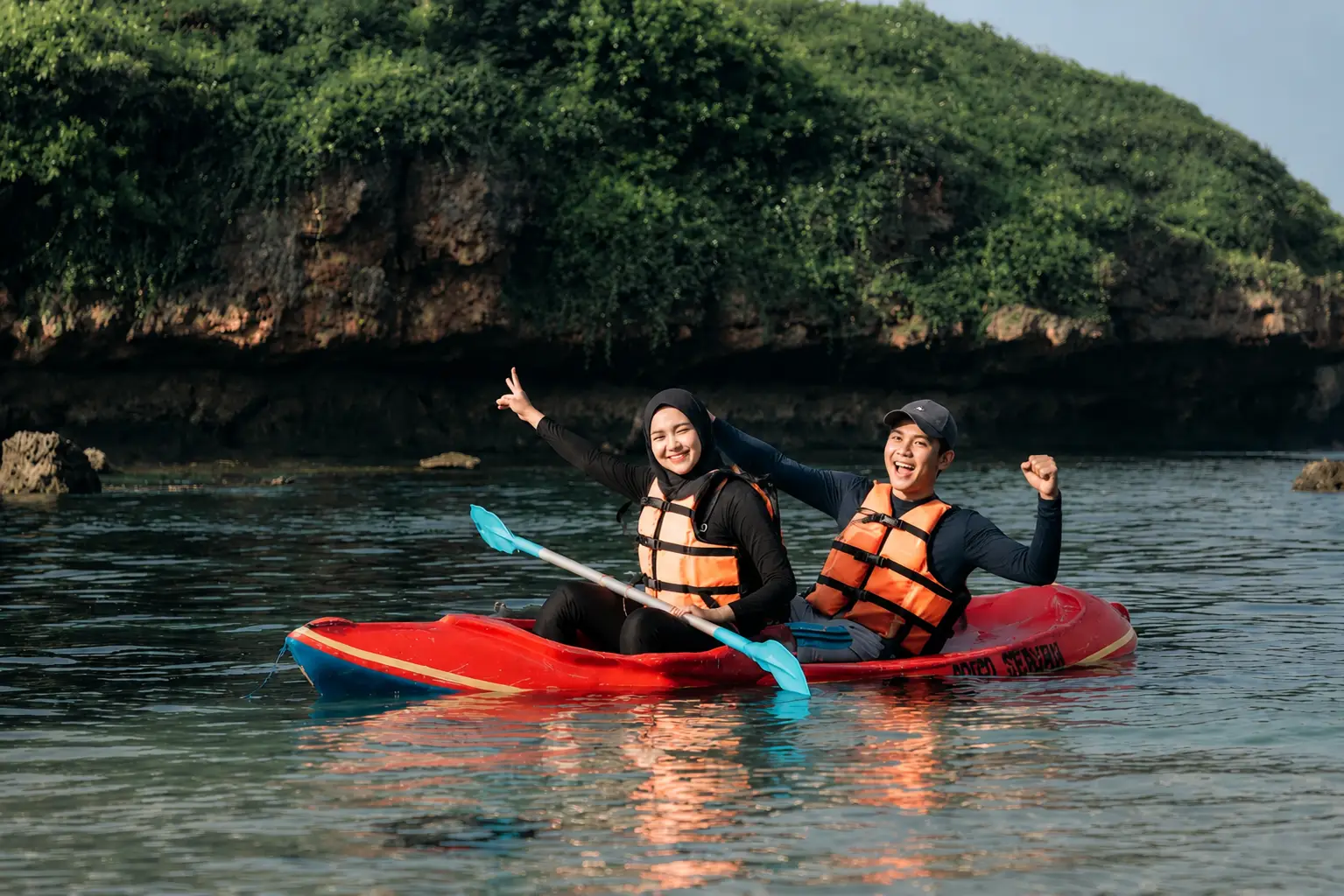 bermain perahu kano di pantai bersama pasangan paket honeymoon jogja