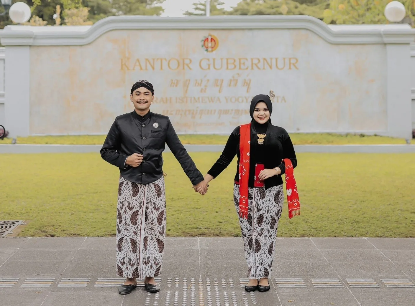 foto baju adat malioboro couple